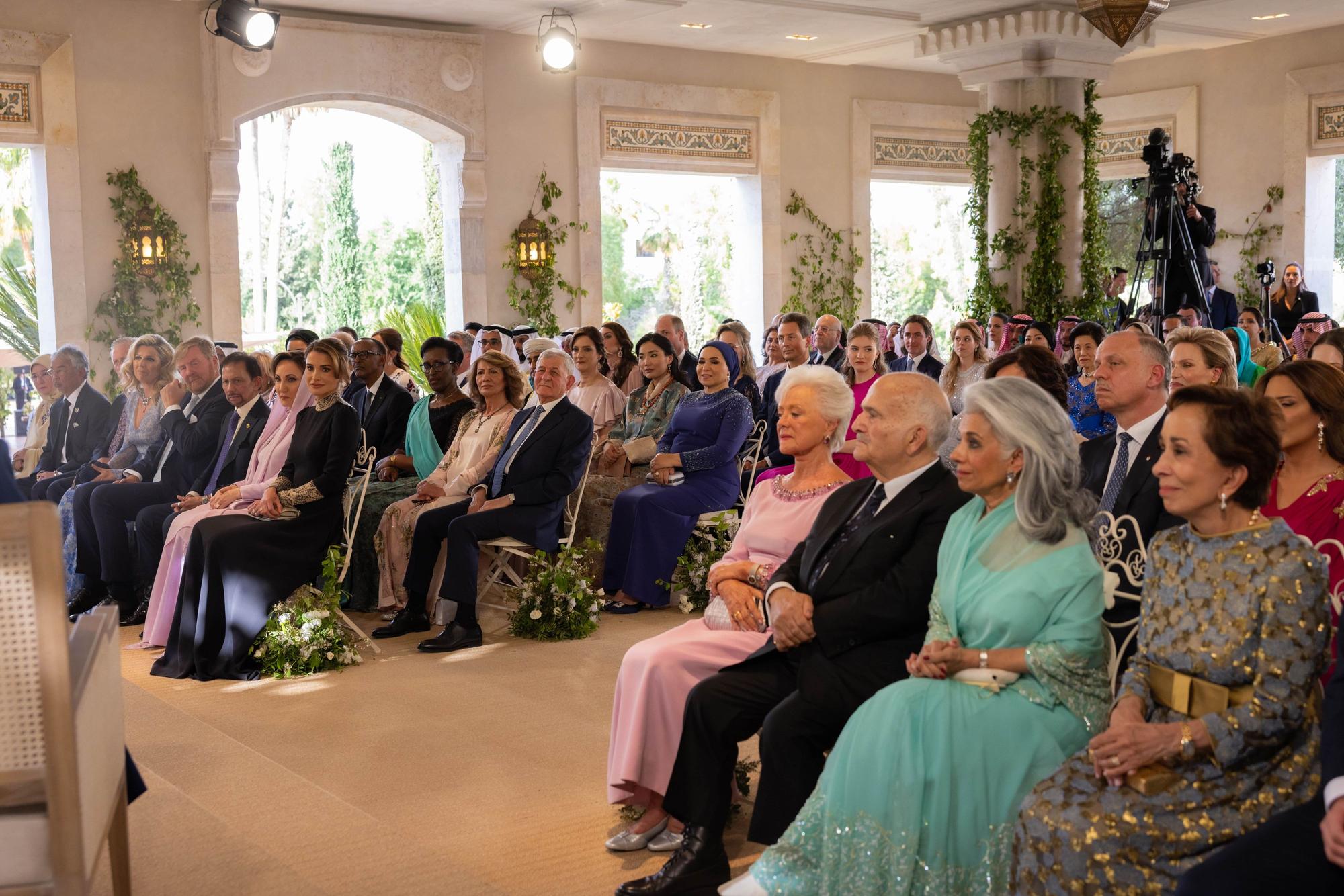 En imágenes: cita real y nupcial en Jordania, con presencia de Juan Carlos I y la reina Sofía