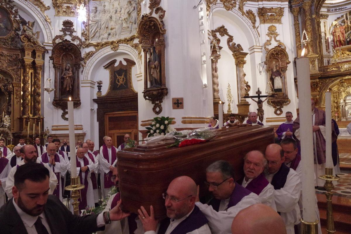 El funeral del sacerdote Manuel Ángel Santiago, en imágenes El funeral del sacerdote Manuel Ángel Santiago, en imágenes
