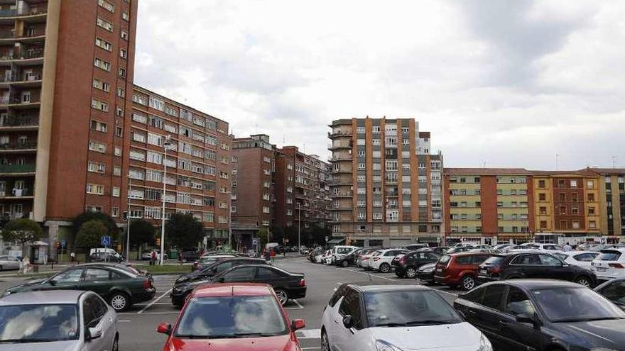 Coches estacionados en el aparcamiento de Peritos.