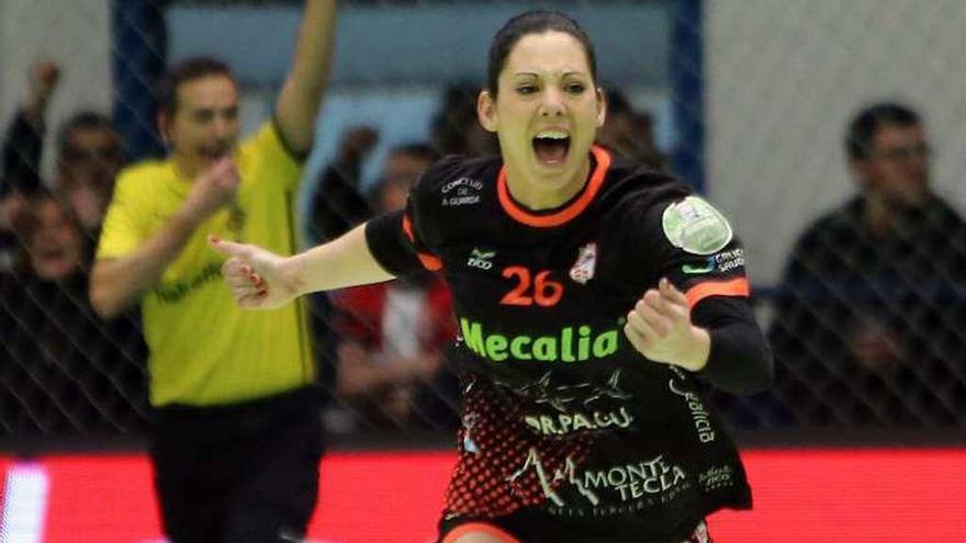 Carla Gómez celebra un gol en A Sangriña. // Marta G.Brea