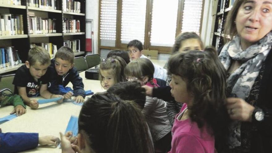 Escolares participan en una de las actividades que promueve la Biblioteca Miguel de Cervantes de Villaralbo