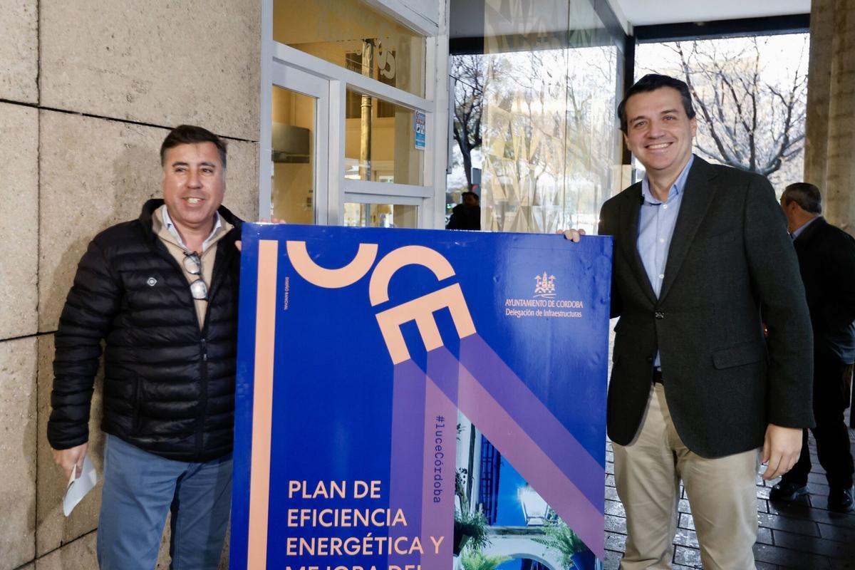 El alcalde de Córdoba, José María Bellido, junto al delegado de Infraestructuras, Miguel Ruiz Madruga, informan de los trabajos de reposición de luminarias con cargo a los fondos IDAE I. En el Vial Norte