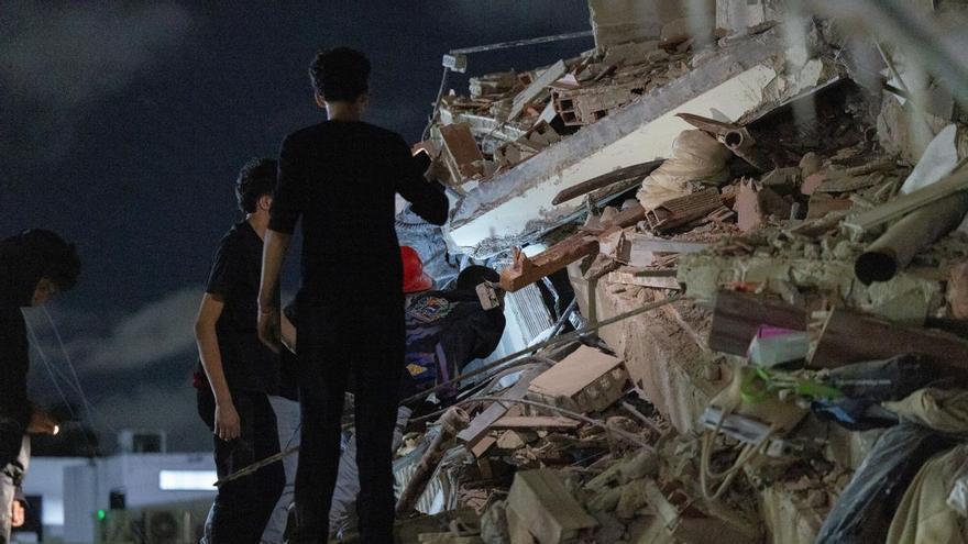 Dos terremotos de 7,2 y 7,5 sacuden el norte de Venezuela: cientos de edificios han colapsado y se buscan supervivientes
