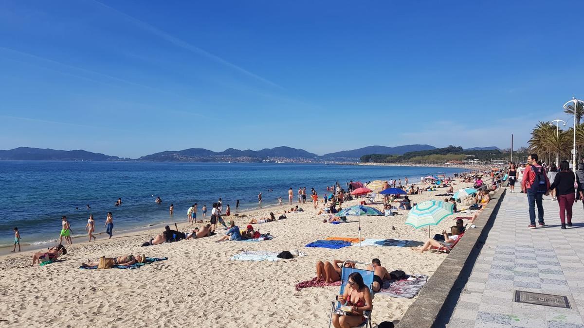 Aspecto que presentaba este Viernes Santo la playa de Samil, en Vigo.