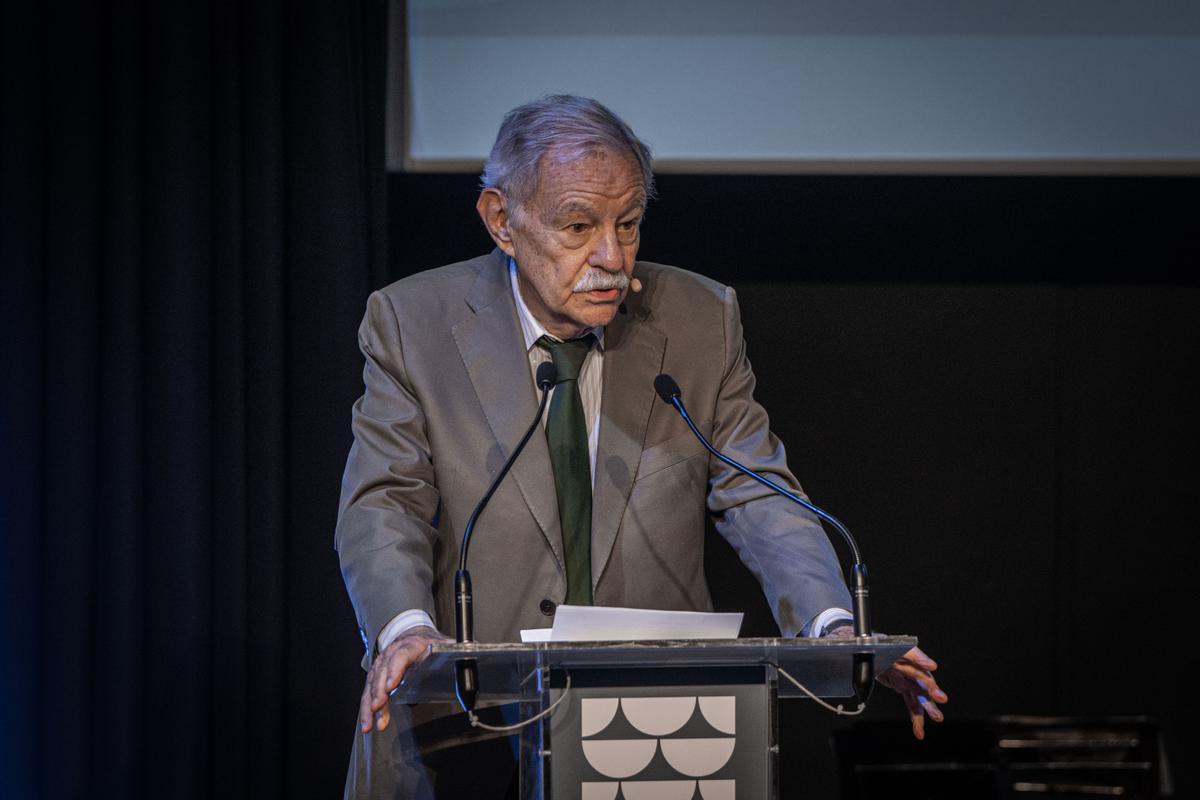El escritor Eduardo Mendoza durante su discurso en el acto inaugural del foro.