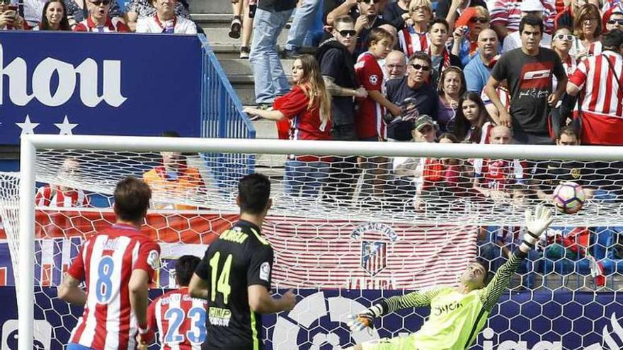 Cuéllar se estira para intentar evitar el segundo gol, obra de Gameiro.