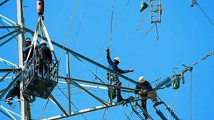 Diversos operaris contractats per Endesa reparen una torre de mitjana tensió a Castell d’Aro, al Baix Empordà, ahir.