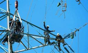 Diversos operaris contractats per Endesa reparen una torre de mitjana tensió a Castell d’Aro, al Baix Empordà, ahir.