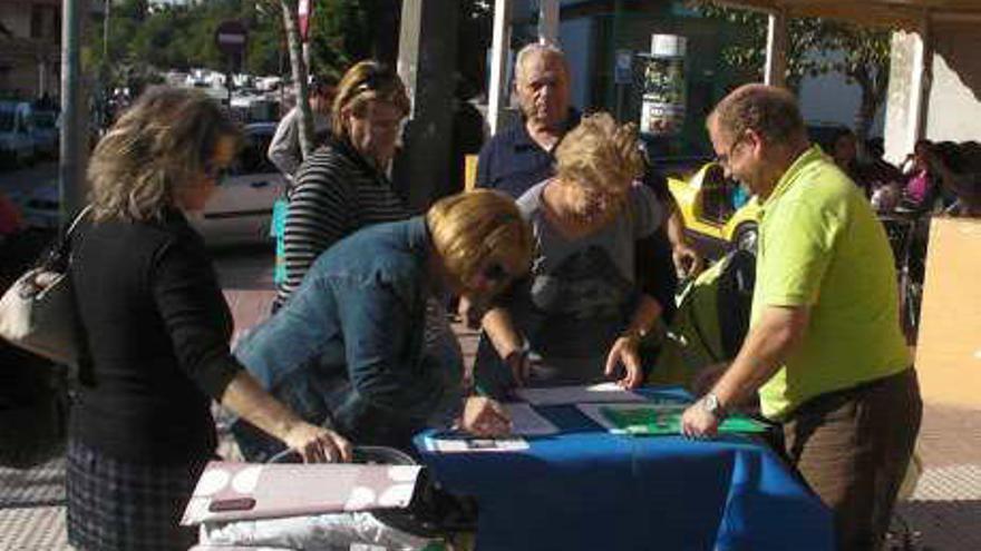 Vecinos de Foietes-Colonia Madrid, en la recogida de firmas.