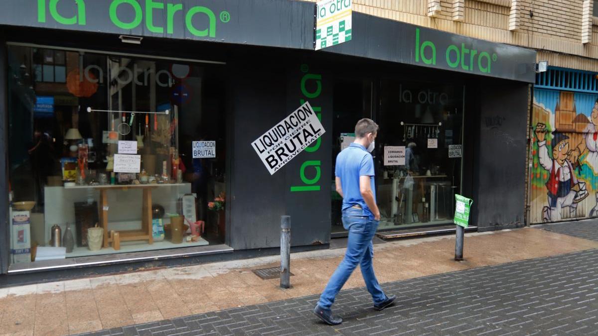 Una tienda del centro de Murcia con carteles en los que se anuncia el cierre.