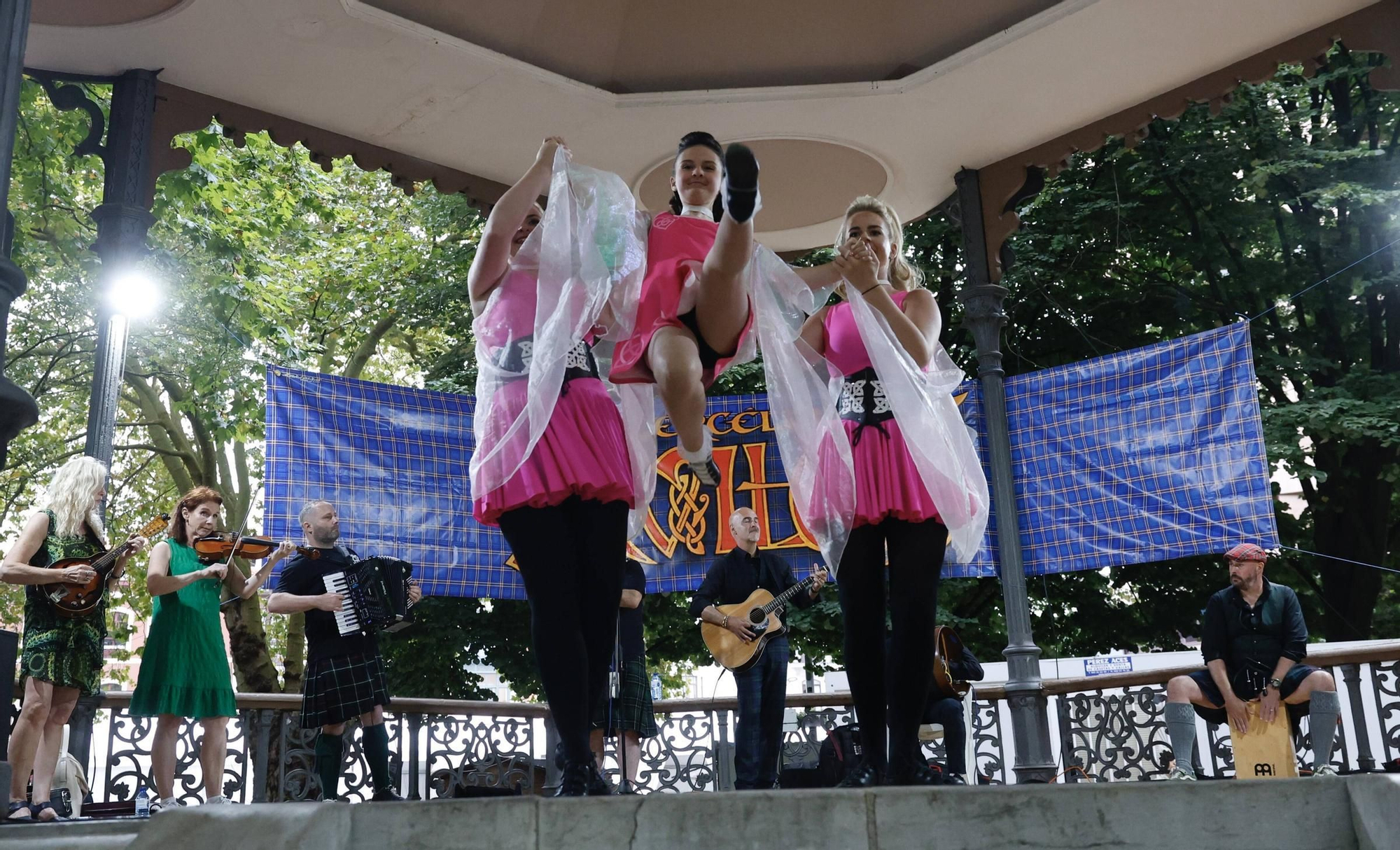 Así fue la colorida actuación del grupo norirlandés "Keltic Flair" en el festival Intercélticu de Avilés