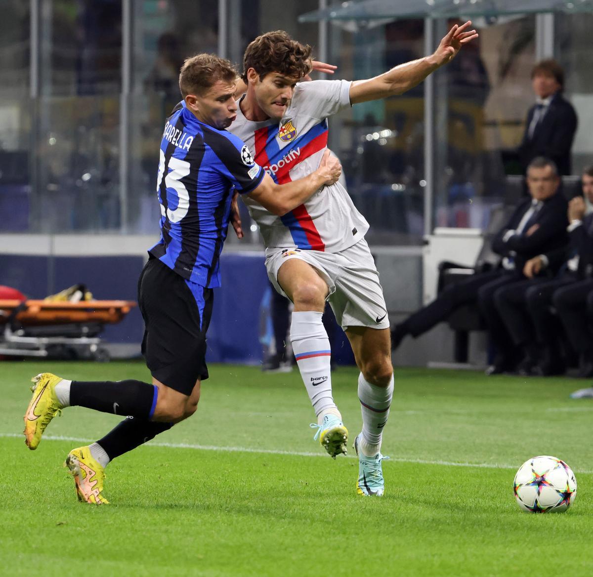 Milan (Italy), 04/10/2022.- Inter Milan’Äôs Nicolo Barella (L) challenges for the ball with Barcelona’s Marcos Alonso during the UEFA Champions League Group C match between FC Inter and FC Barcelona at Giuseppe Meazza stadium in Milan, Italy, 04 October 2022. (Liga de Campeones, Italia) EFE/EPA/MATTEO BAZZI