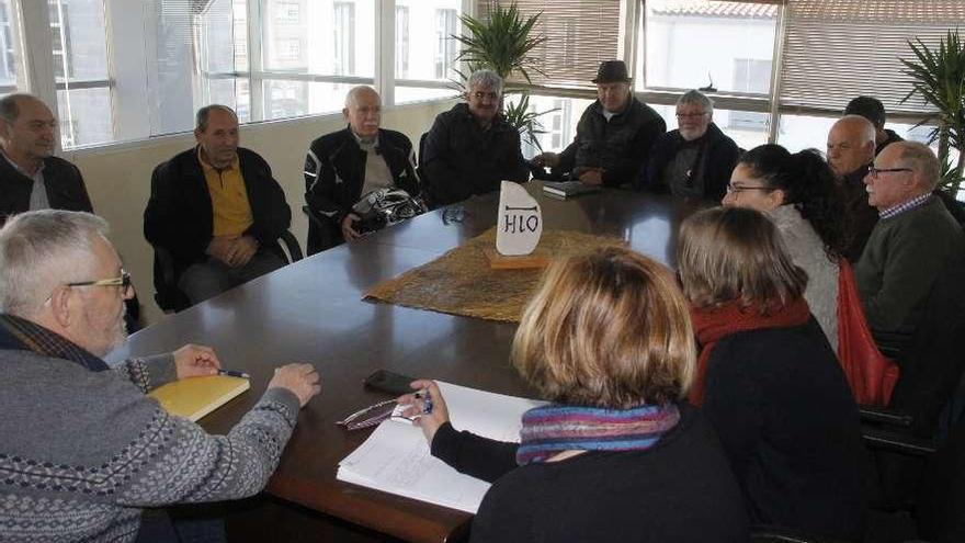 Representantes municipales y de colectivos de O Hío, reunidos a mediados de enero. // G.Núñez