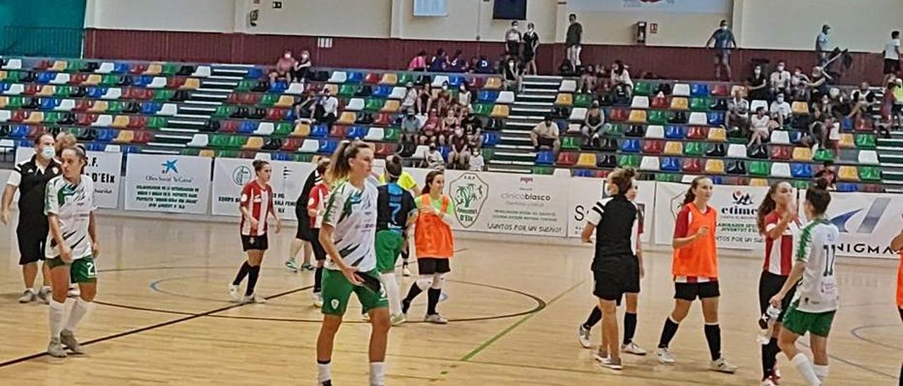 Las jugadoras del Joventut d’Elx y el Esplugues, al final del partido. | JOVENTUT D’ELX