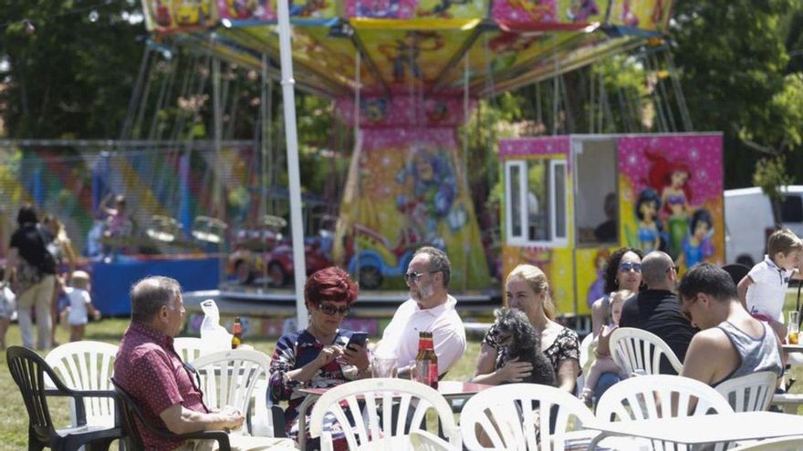 Los vecinos disfrutan de una cerveza en las fiestas de Coto Carcedo. | RICARDO SOLÍS