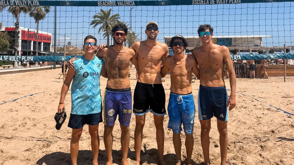 Los hermanos Capogrosso, campeones y olímpicos de vóley playa, entrenan en Beachbol Valencia.