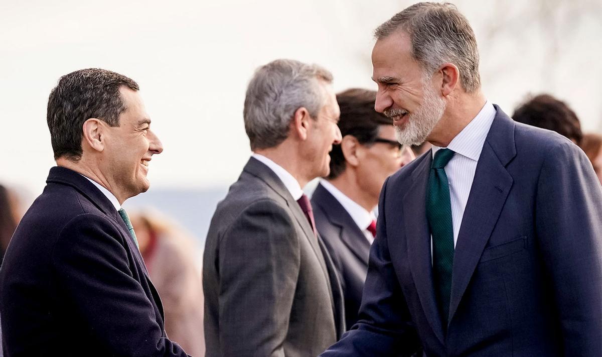 El rey Felipe saluda al presidente de la Junta de Andalucía, Juanma Moreno, en una imagen de archivo.