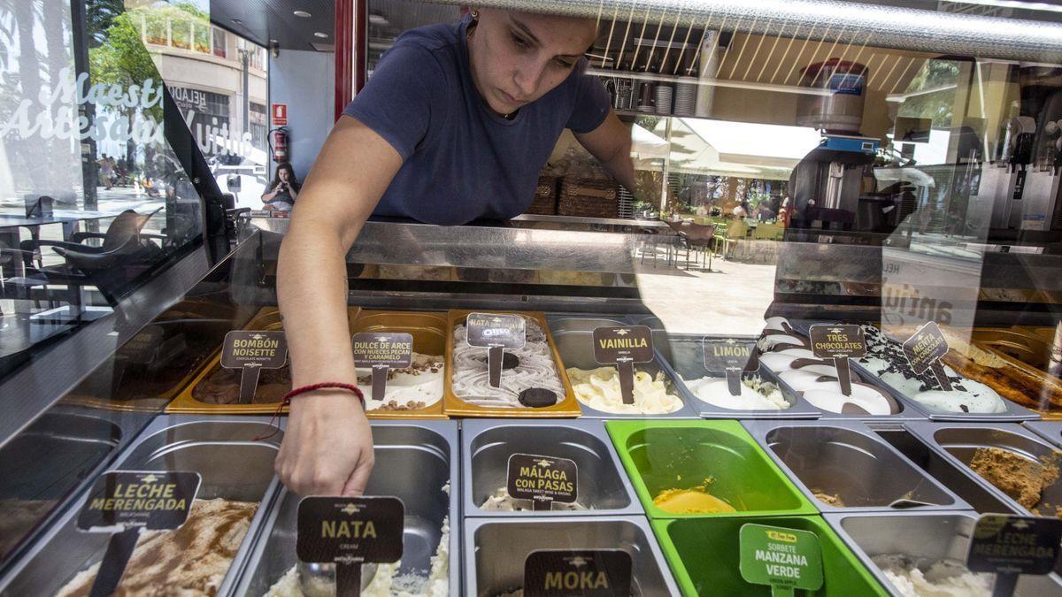 Una artesana prepara un helado en su establecimiento.