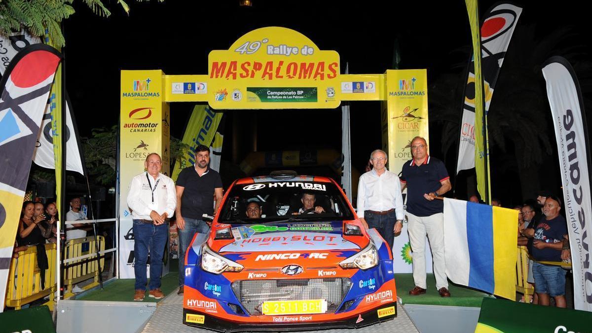 Ponce y Domínguez en lo alto del podio del Rallye de Maspalomas