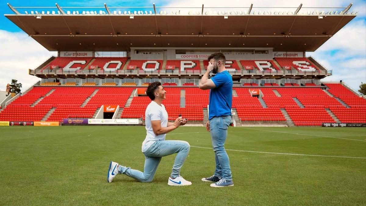 El jugador australiano de fútbol Josh Cavallo le pide matrimonio a su novio en el estadio