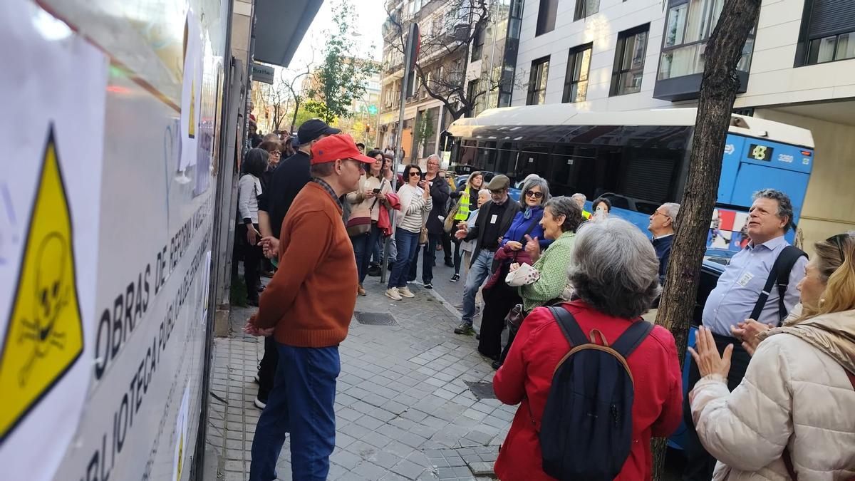 Vecinos concentrados de nuevo este Día del Libro para exigir la reapertura del centro.