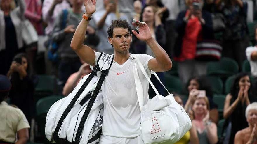 Nadal se despide del público con el gesto serio tras la suspensión de ayer. // Reuters