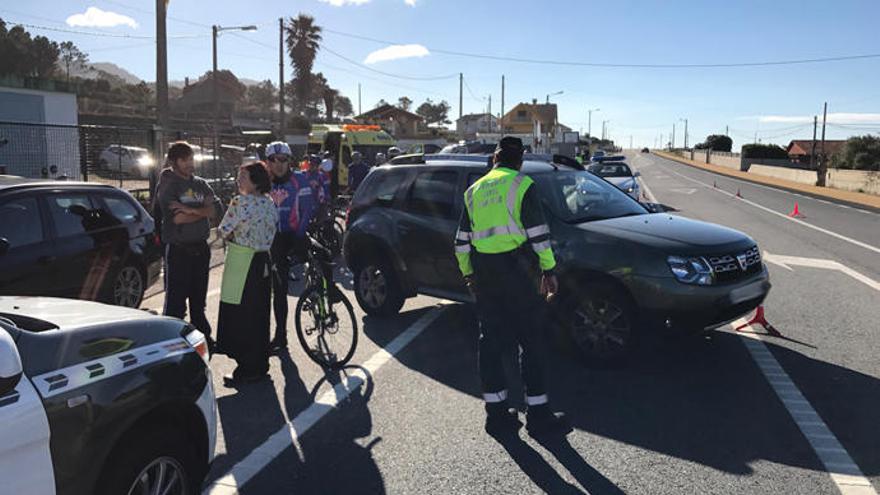 Cuatro ciclistas heridos en dos atropellos en Oia y Moaña