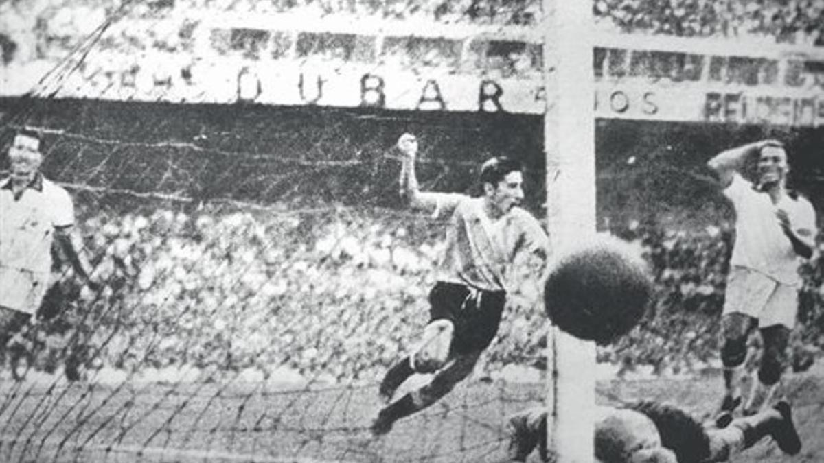 Gloria y tragedia 8 Ghiggia marca el gol del triunfo de Uruguay con Barbosa abatido en el césped del viejo Maracaná en 1950.