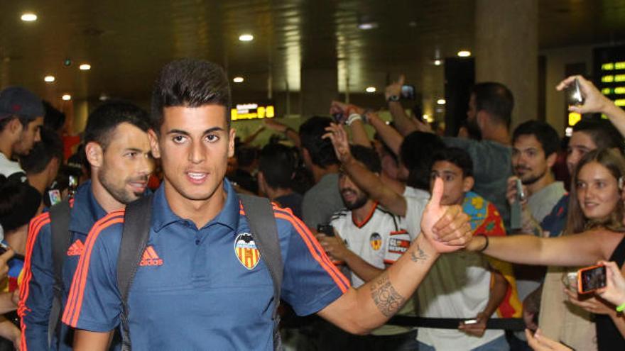 Alrededor de 200 seguidores recibieron al Valencia CF a su llegada a Manises