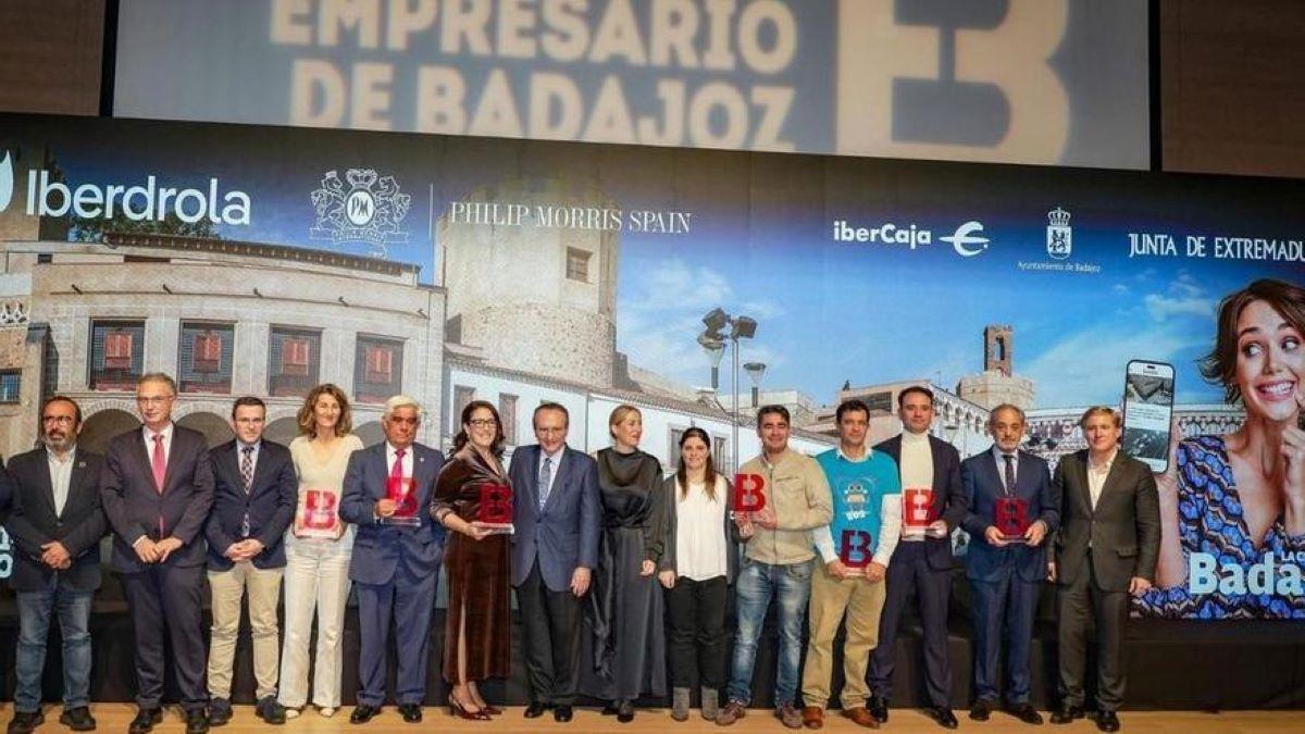 Galardonados en la pasada edición de los Premios Empresario de Badajoz, con las autoridades.