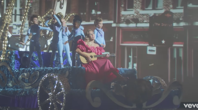 Miley Cyrus en una carroza durante el videoclip
