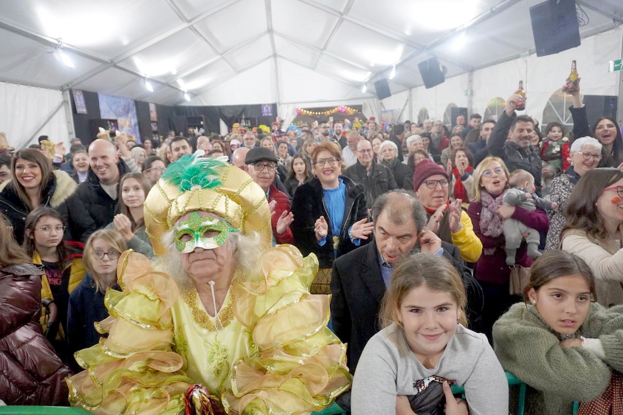 El Carnaval de Córdoba disfruta de una noche especial en la Corredera