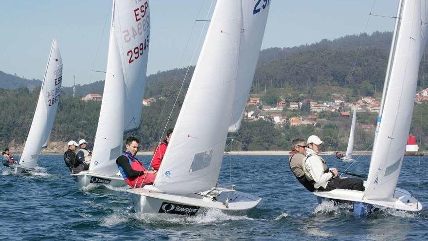 Un grupo de regatistas, ayer en aguas de la Ría de Vigo. // FdV