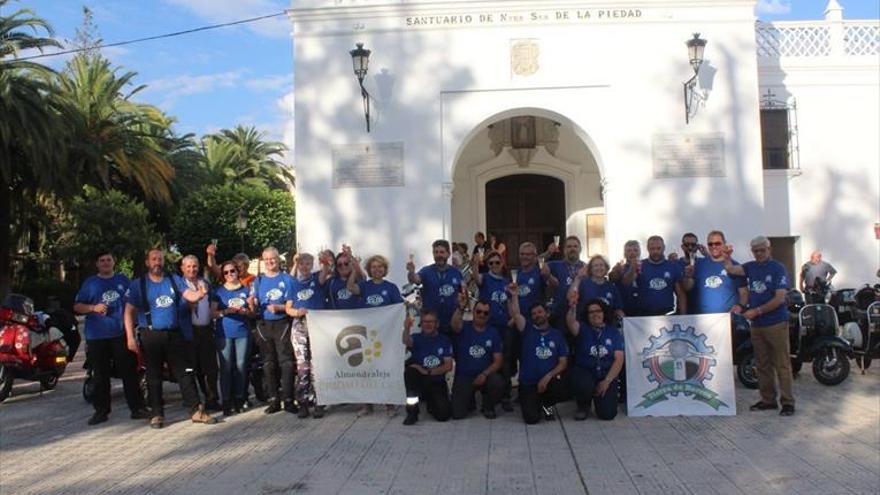 El Vespa Club Tierra de Barros hace de embajador del cava en su ruta nacional