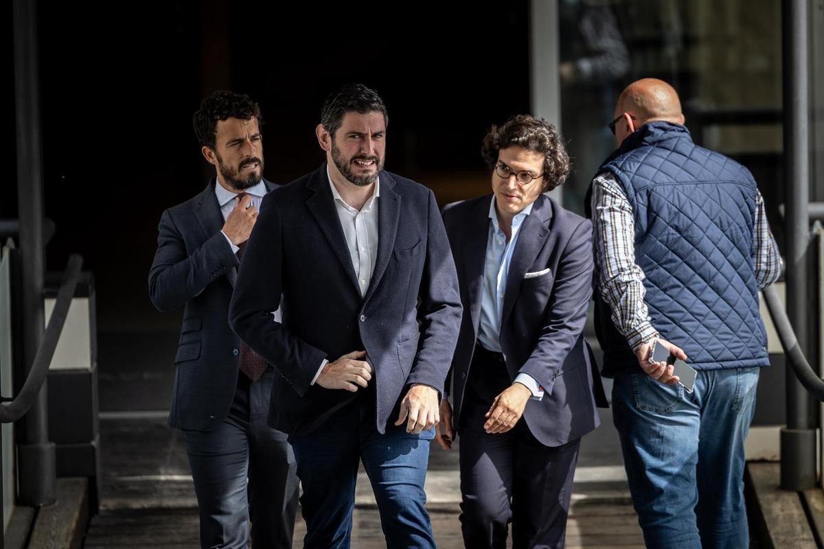 Representantes de Vox tras la reunión del pasado miércoles con el PP para avanzar en un acuerdo para la gobernabilidad de Aragón