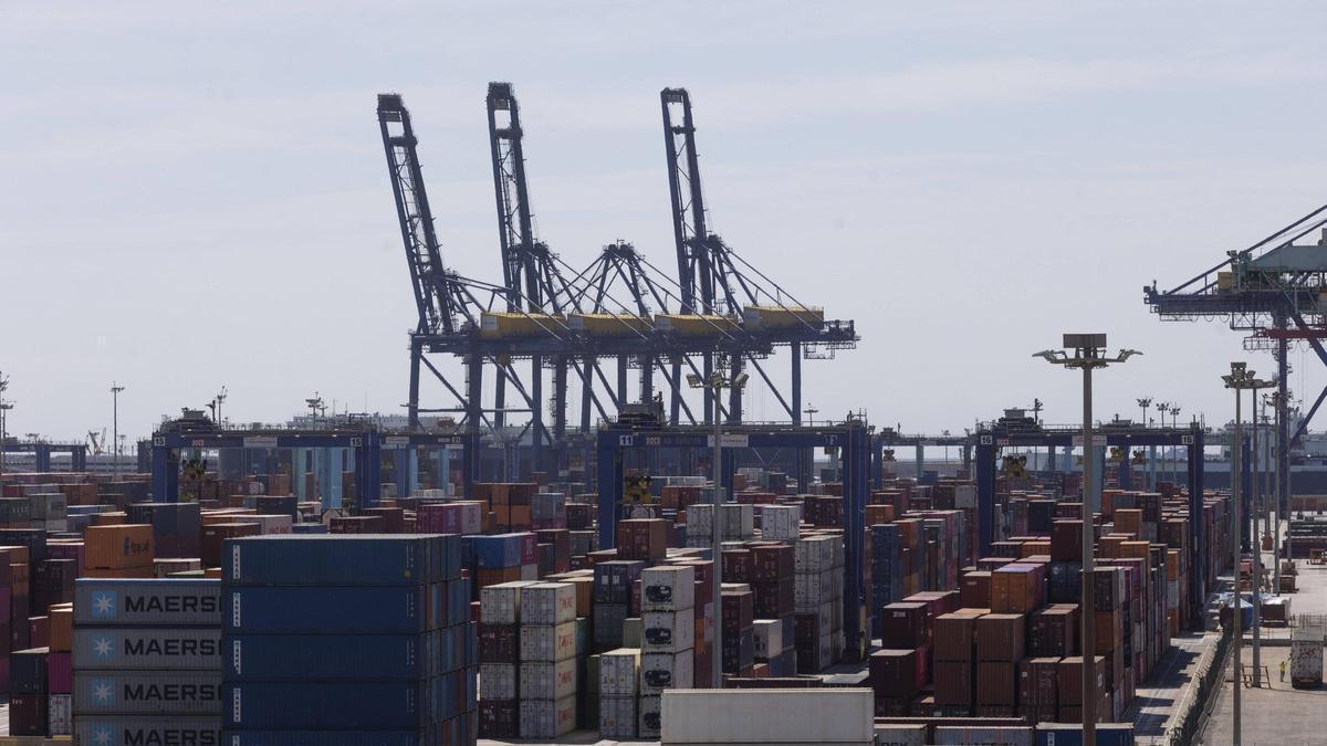 Contenedores de mercancía en el puerto de València.