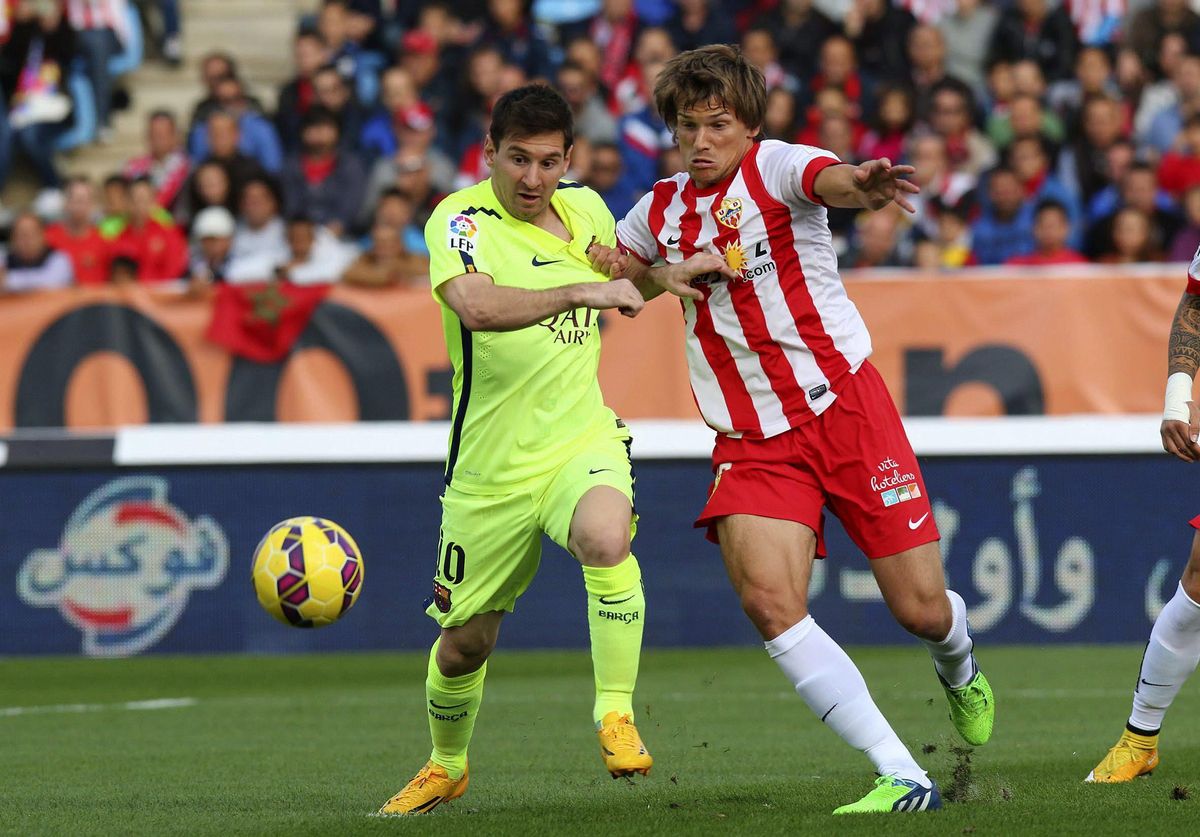 Dubarbier pugna con Messi en un Almería-Barcelona.