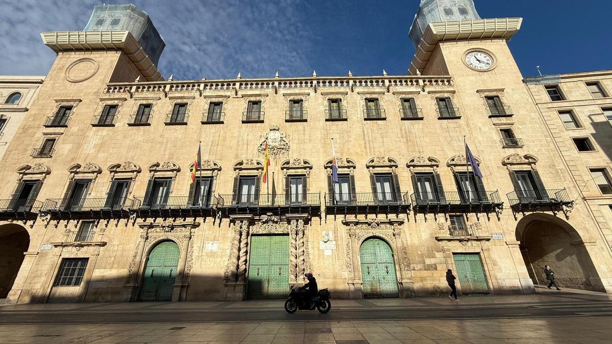 La facha del Ayuntamiento de Alicante, en una imagen reciente.