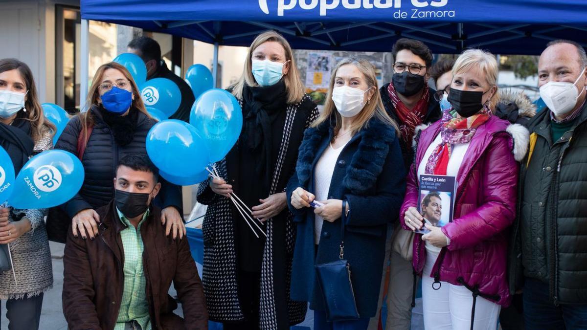 Pastor (quinta por la izquierda) con candidatos de Zamora y responsables del PP. | Emilio Fraile