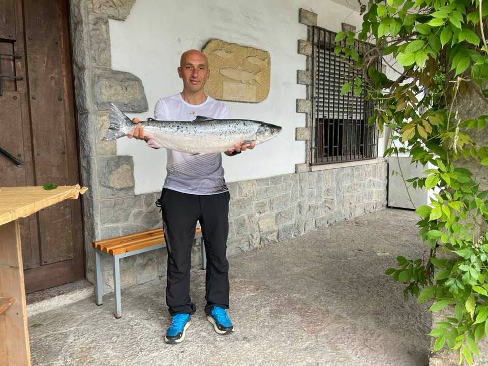 6. JAVI G. CUADRIELLO SALMON SELLA.jpg