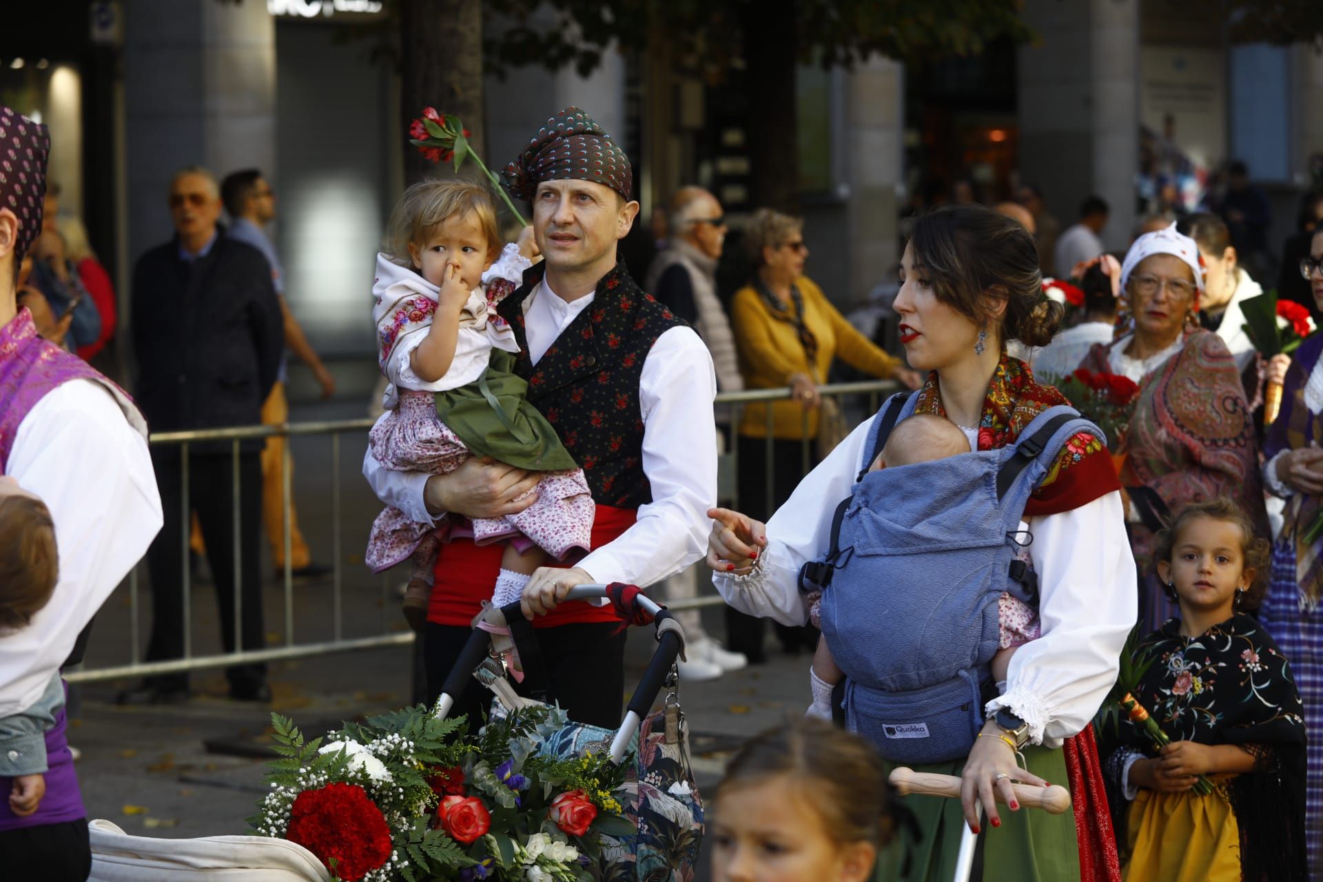 En imágenes | Zaragoza vive su día grande con la Ofrenda de Flores a la Virgen del Pilar