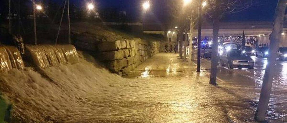 El Ebro empieza a colarse con furia en Zaragoza