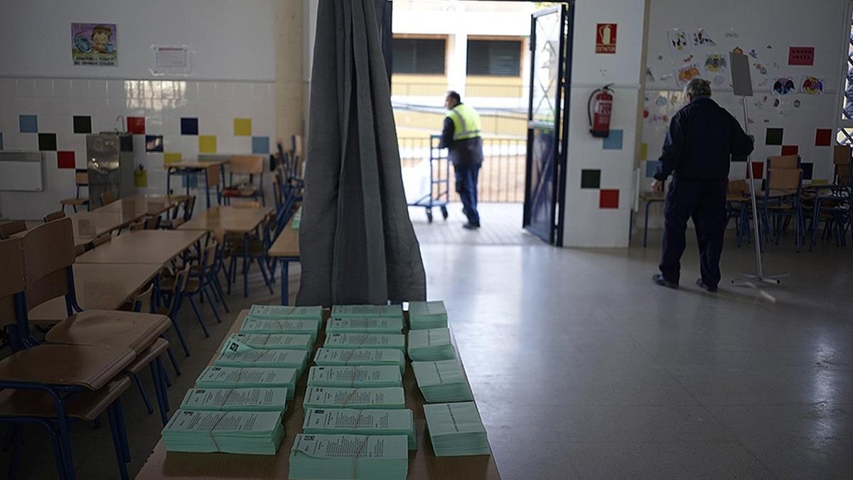 Preparativos en un colegio electoral para las pasadas elecciones al Parlamento andaluz celebradas el 2 de diciembre de 2018. (Foto de archivo).