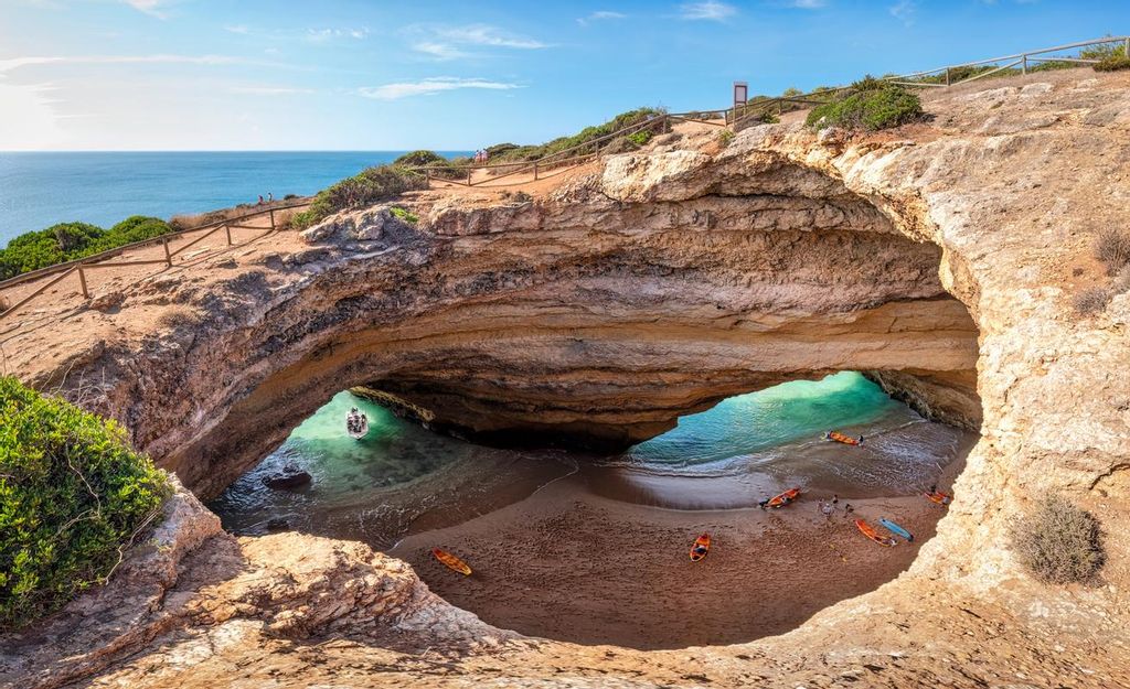 Excursiones en kayak y en barco llegan todos los días a la arena de la cueva