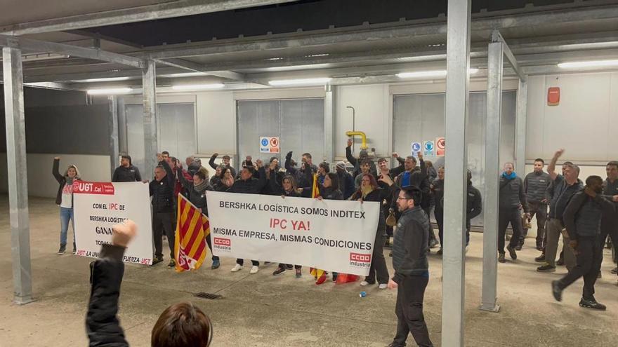 Els treballadors de Bershka Logística es manifesten per exigir una revisió salarial