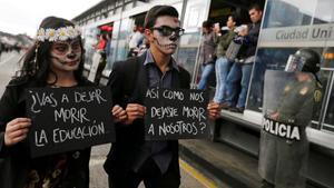Por las principales vías de la capital colombiana los jóvenes marchan a esta hora disfrazados con terroríficos atuendos y carteles en los que se lee El Gobierno quiere matar la educación y No nos pueden recortar el futuro.