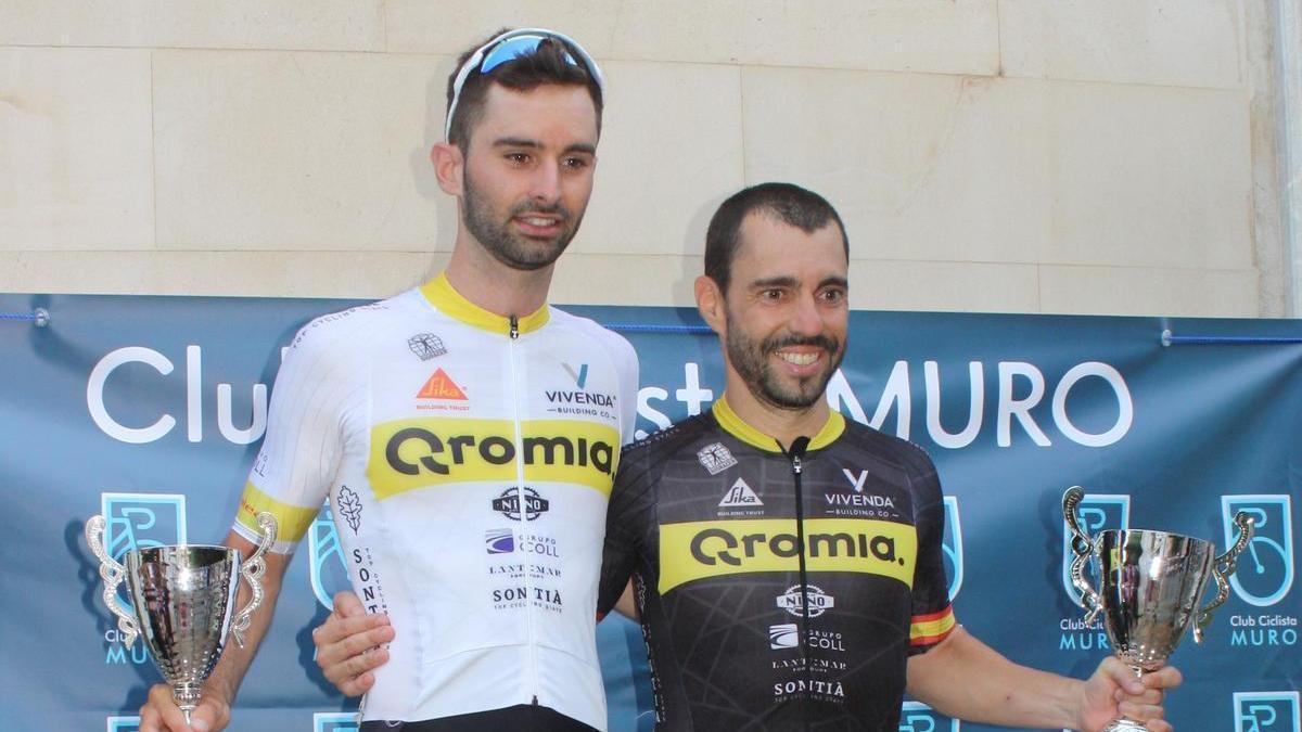 Lluís Borràs y Javi Salmerón tras recoger sus premios en el podio.