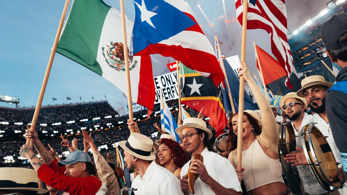 Diversos participants a l'espectable de Bad Bunny en el descans de la Superbowl.