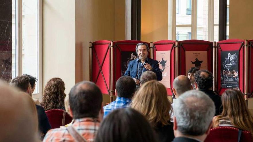 Riccardo Muti, impartiendo, ayer, una conferencia en el salón de té del teatro Campoamor.