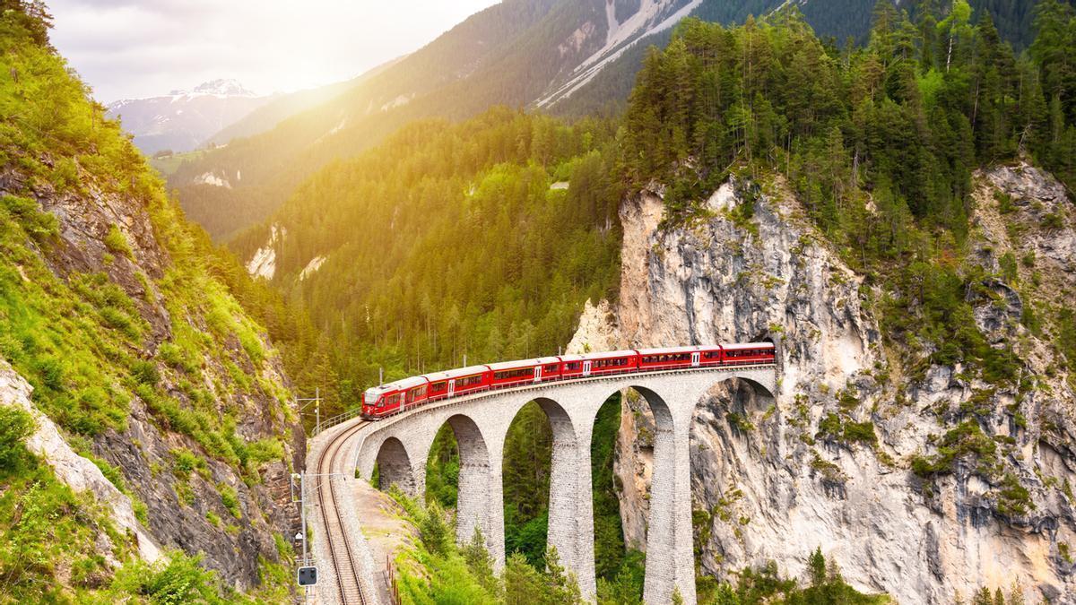 La escapada en tren más espectacular y refrescante del mundo está en Suiza: un tren panorámico que atraviesa los Alpes y cruza 291 puentes